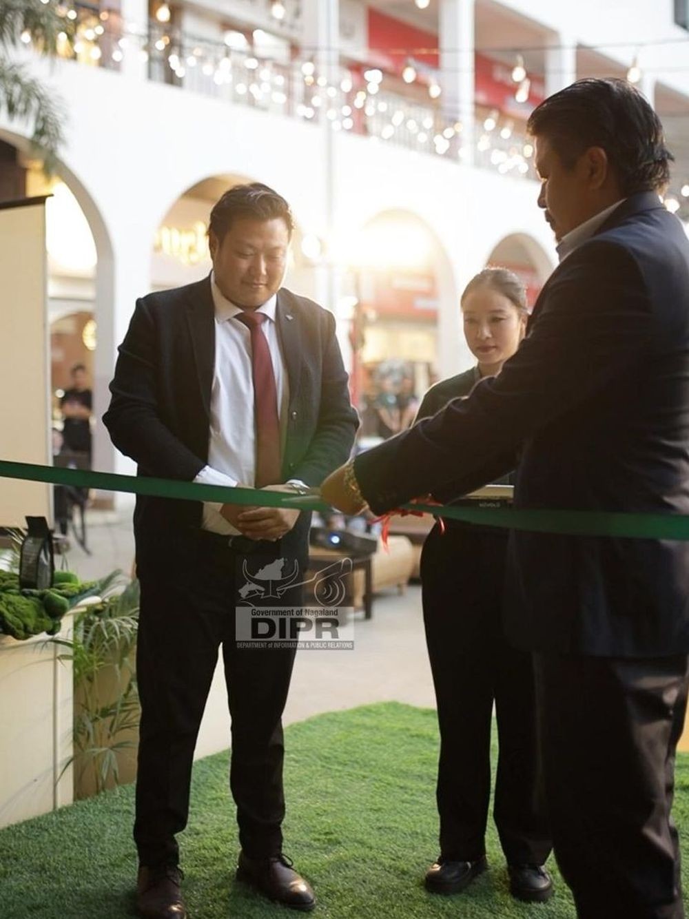 Minister N Jacob Zhimomi inaugurates ‘Live Coffee Roastery’ at Juro Coffee House, CT Square 7th Mile Chümoukedima on January 17. (DIPR Photo)